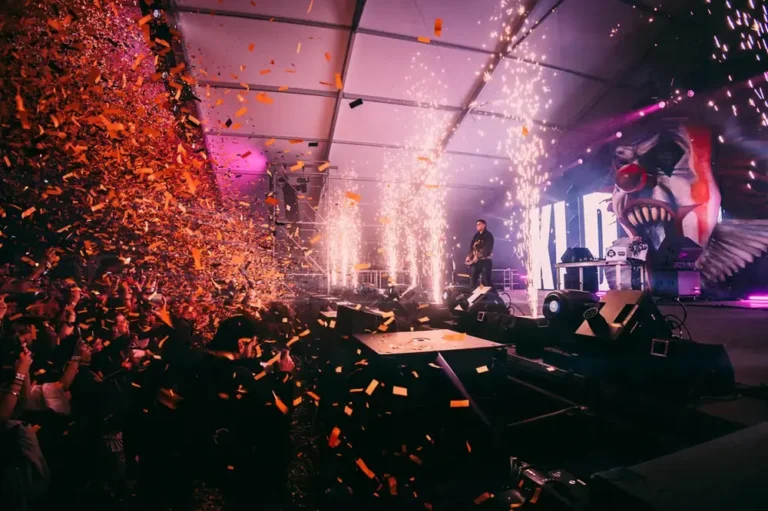 Pubblico e fuochi sul palco di Monsterland 2025