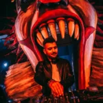 DJ nella consolle a forma di clown a Monsterland 2025
