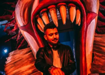 DJ nella consolle a forma di clown a Monsterland 2025