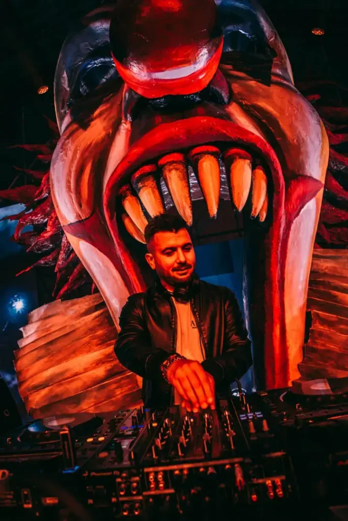 DJ nella consolle a forma di clown a Monsterland 2025