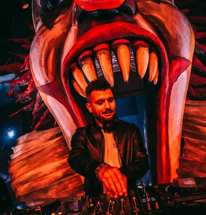 DJ nella consolle a forma di clown a Monsterland 2025