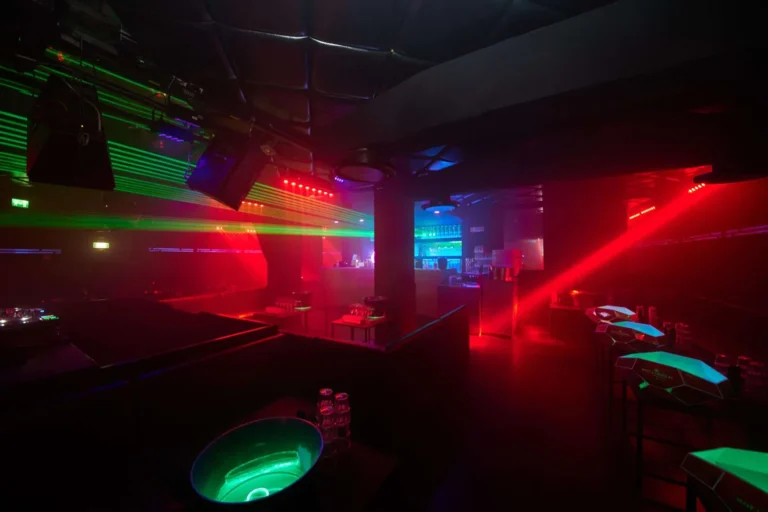 Tocqueville 13 Milano, interno del club