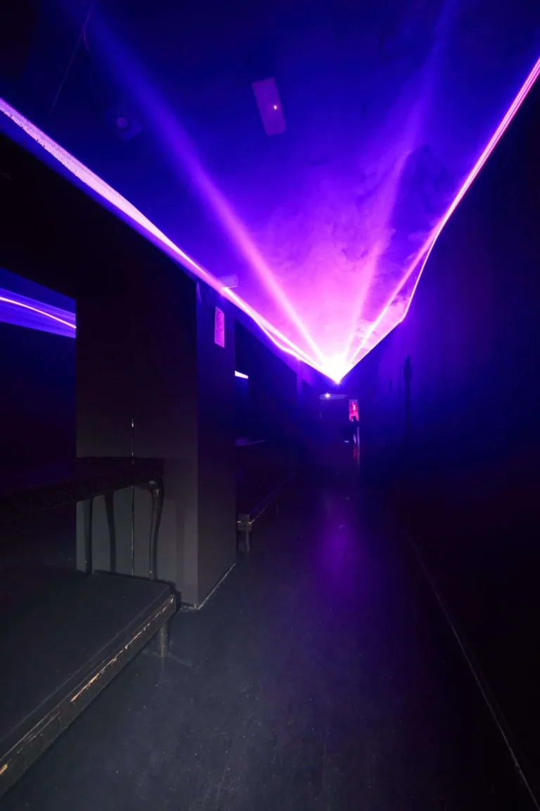 Tocqueville 13 Milano, interno del club