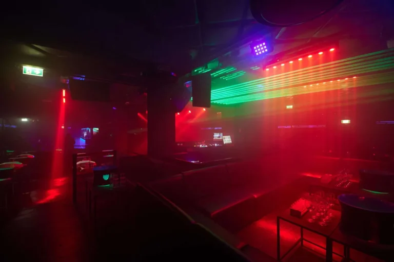 Tocqueville 13 Milano, interno del club