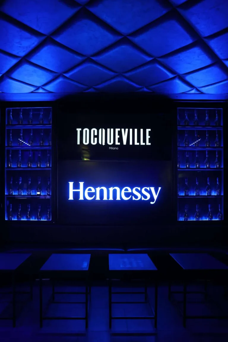 Tocqueville 13 Milano, interno del club