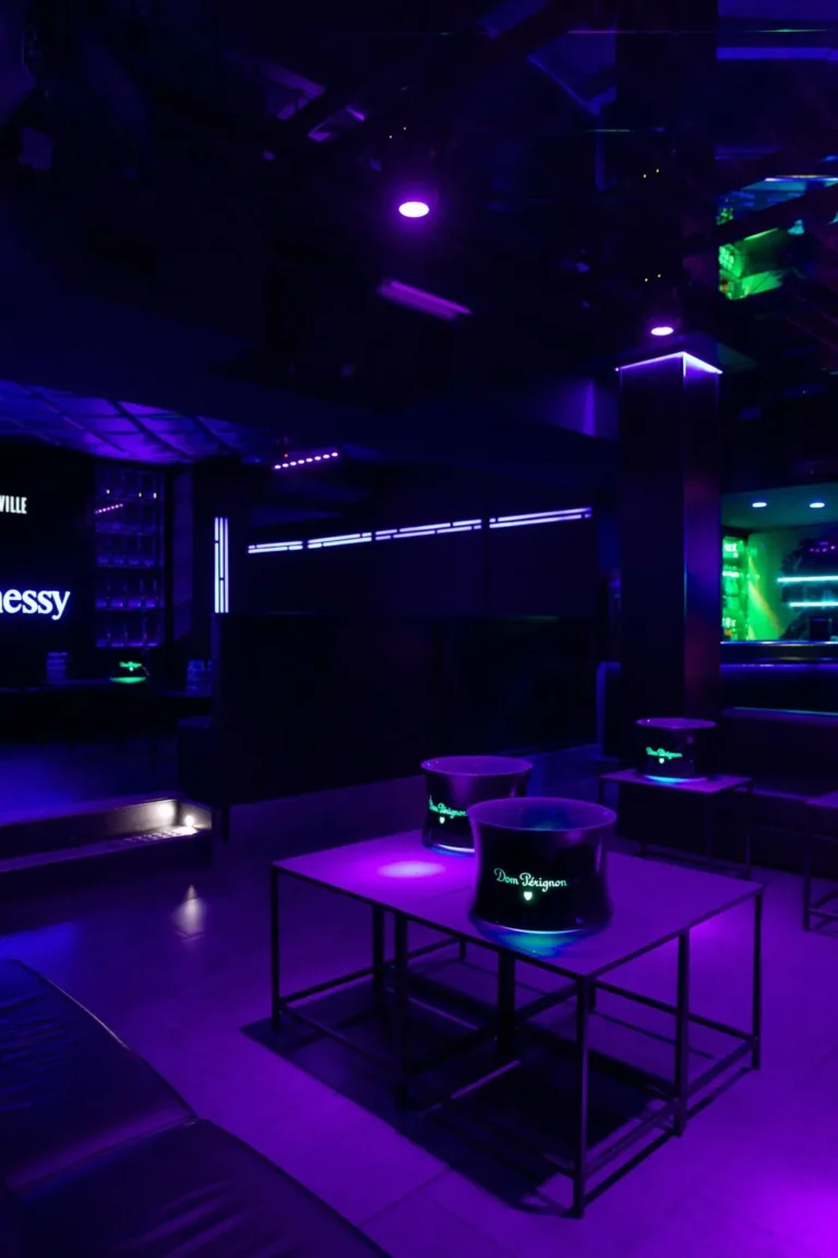 Tocqueville 13 Milano, interno del club